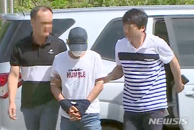 2살 아이가 보는 앞에서 베트남 출신 부인을 폭행한 혐의를 받고 있는 남편 B씨(36)가 8일 오전 광주지법 목포지원에서 구속 전 피의자 심문(영장실질심사)을 받기 위해 출석하고 있다./사진=뉴시스(독자제공 동영상 캡처)