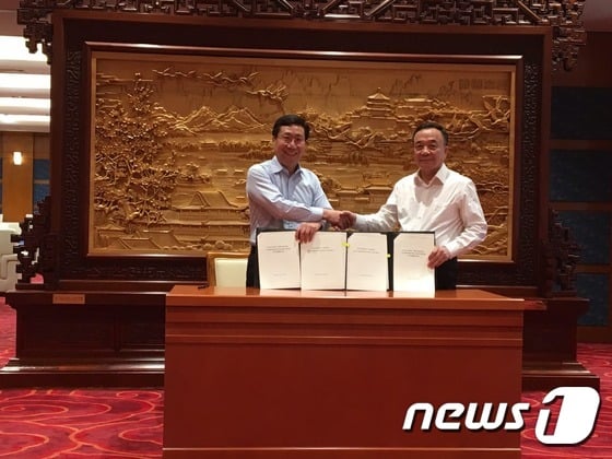 양정철 민주연구원장이 10일 중국에서 리지 공산당 중앙당교 부교장과 교류협력 추진 협약을 체결한 후 악수하고 있다. /사진=뉴스1(중국 공산당 중앙당교 제공)