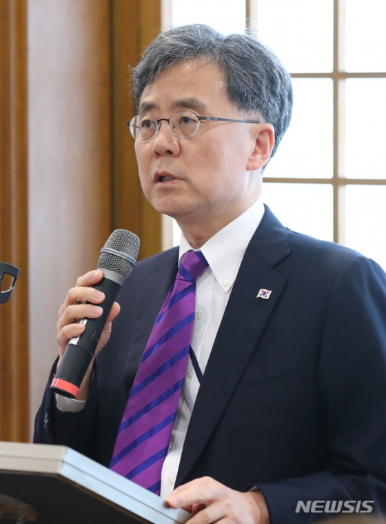 【서울=뉴시스】전신 기자 = 김현종 국가안보실 2차장이 25일 청와대 춘추관에서 문재인 대통령 G20 오사카 순방 관련 기자간담회를 하고 있다. 2019.06.25.   photo1006@newsis.com