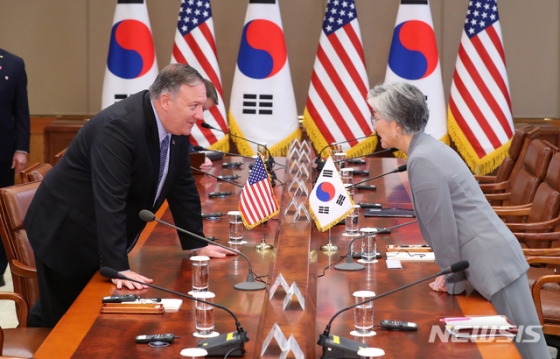 【서울=뉴시스】전신 기자 = 30일 청와대 본관에서 열린 한미 확대 회담 겸 오찬에 앞서 강경화 외교부 장관과 마이크 폼페이오 미 국무부 장관이 대화하고 있다. 2019.06.30.   photo1006@newsis.com