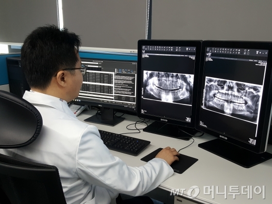 메디파트너치과 영상센터에서 원격판독하는 모습 /사진제공=메디파트너치과