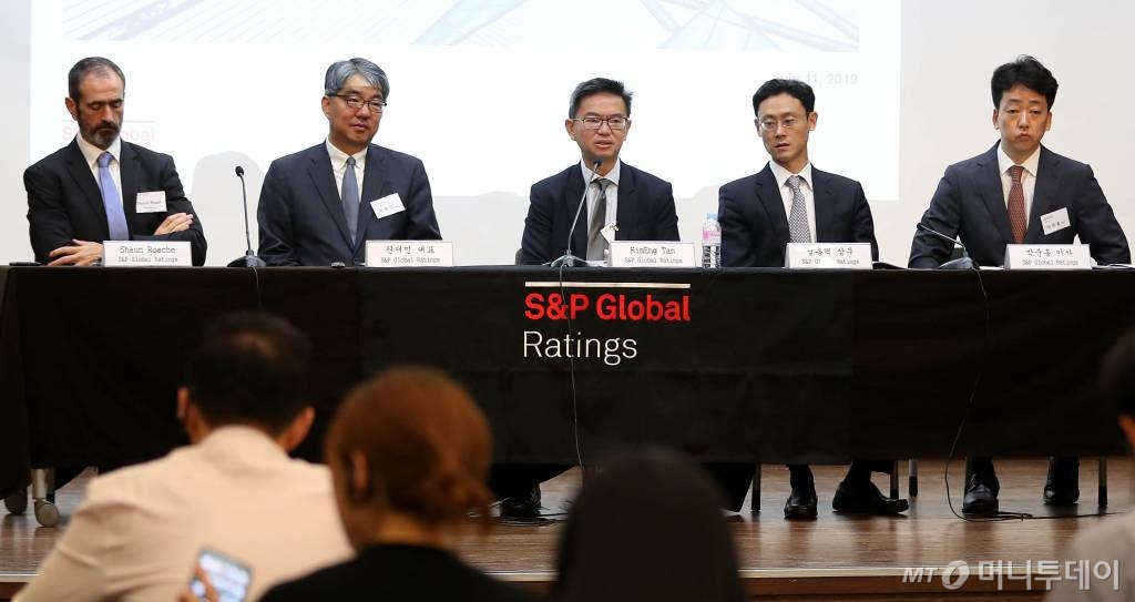 【서울=뉴시스】추상철 기자 = 11일 오전 서울 중구 은행회관에서 S&P 글로벌 신용평가 세미나 사전 기자 간담회가 열리고 있다. S&P의 숀 로치(왼쪽부터) 아태지역 수석 이코노미스트, 권재민 한국 대표, 김엥탄 아태 국가신용등급 담당 선임이사, 정홍택 상무, 박준홍 이사. 2019.07.11. scchoo@newsis.com