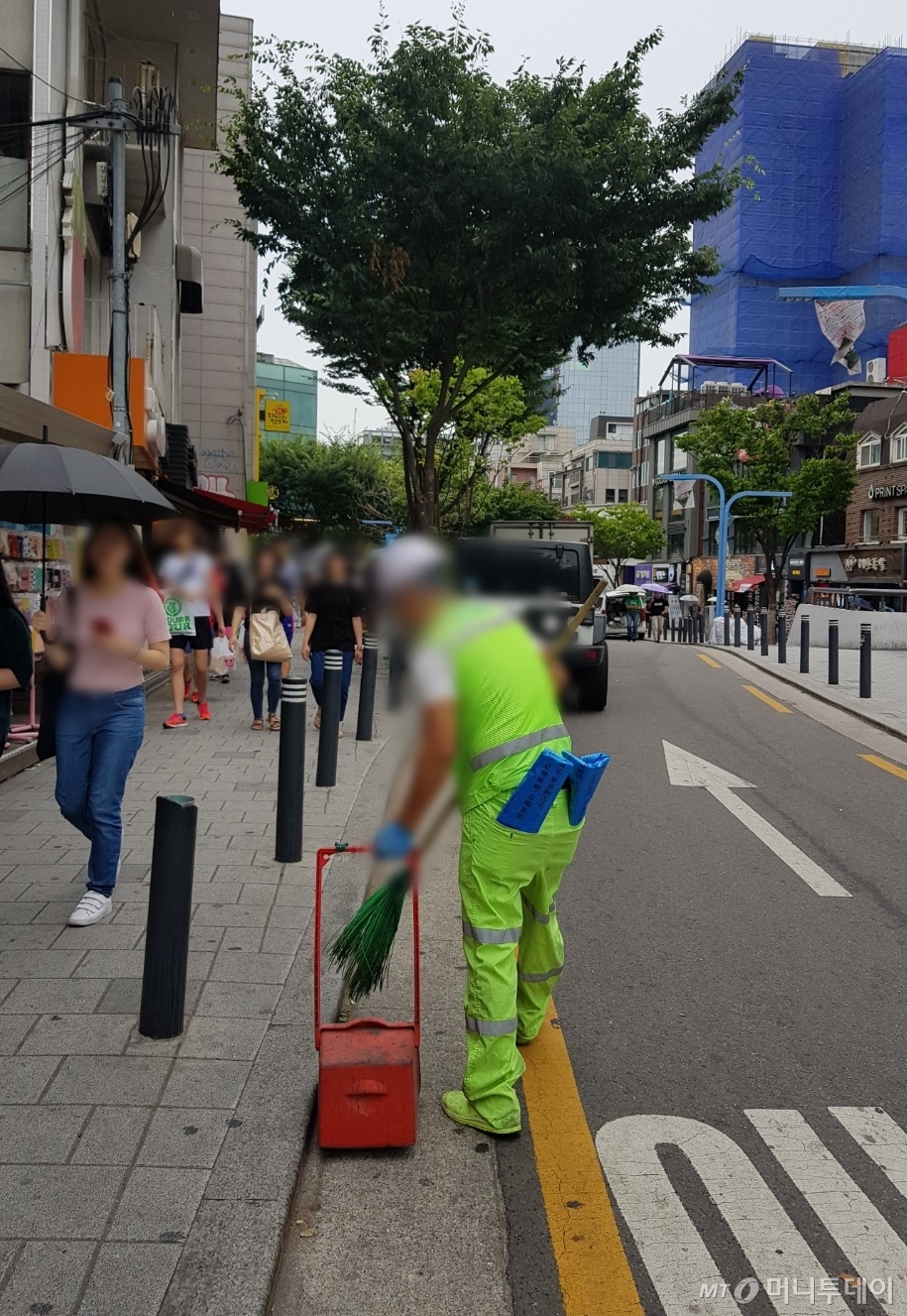 홍대 거리 청소 중인 환경미화원의 모습,/사진=박가영 기자