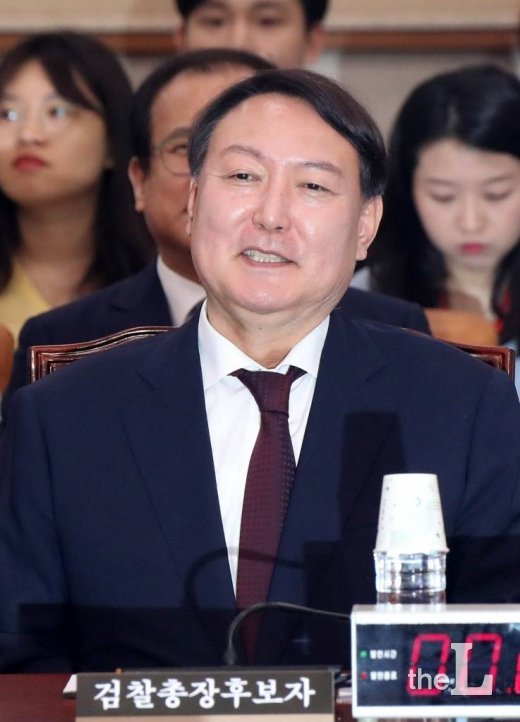  윤석열 검찰총장 후보자가 8일 오전 서울 여의도 국회에서 열린 인사청문회에서 미소 짓고 있다. / 사진=홍봉진 기자 honggga@