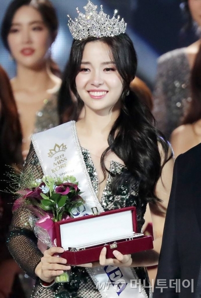 지난 11일 오후 서울 동대문구 회기동 경희대학교 평화의 전당에서 열린 '2019 미스코리아 선발대회'에서 진을 수상한 김세연이 포즈를 취하고 있다. / 사진=김창현 기자 chmt@