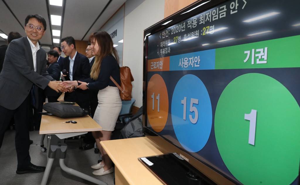 12일 새벽 정부세종청사에서 열린 최저임금위원회 13차 전원회의에서 2020년 최저임금이 2.87% 인상된 8590원으로 결정됐다. / 사진=뉴시스