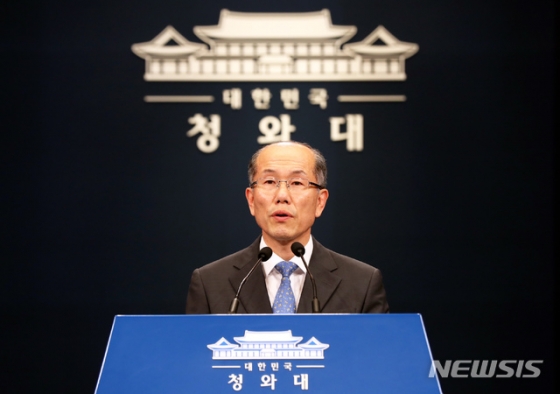 【서울=뉴시스】 이윤청 기자 = 김유근 국가안전보장회의 사무처장이 12일 청와대 춘추관에서 일본 수출규제 조치 관련 브리핑을 하고 있다. 2019.07.12.   radiohead@newsis.com