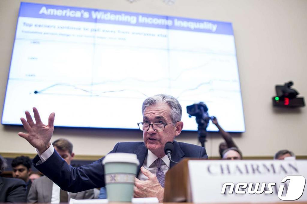 제롬 파월 연방준비제도(Fed) 의장이 10일(현지시간) 워싱턴 하원 금융서비스위원회에 출석해 답변을 하고 있다. 파월 의장은 이날 "무역 긴장과 글로벌 성장에 대한 우려 등 역류들이 경제 전망과 활동을 짓누르고 있다"며 경제 전망이 개선되지 않았다고 우려해 이번 달 기준금리 인하를 비교적 강한 어조로 시사했다. /사진=워싱턴 AFP=뉴스1