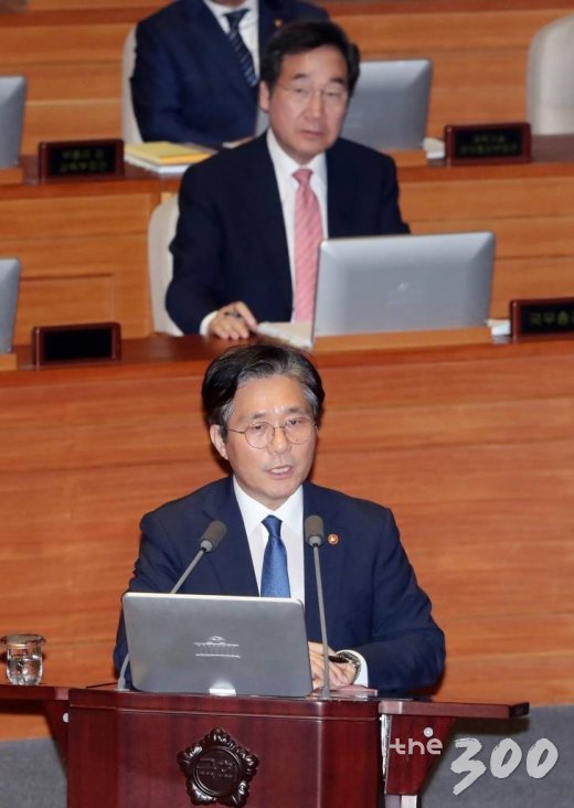 성윤모 산업통상자원부 장관이 10일 오후 서울 여의도 국회 본회의장에서 김기선 자유한국당 의원의 경제분야에 관한 대정부 질문에 답변을 하고 있다. / 사진=홍봉진 기자 honggga@
