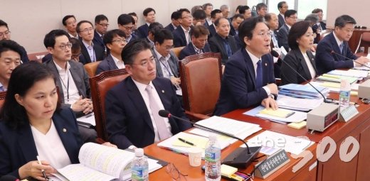 성윤모 산업통상자원부 장관이 10일 오전 서울 여의도 국회에서 열린 산업통상자원중소벤처기업위원회 전체회의에서 답변하고 있다. / 사진=홍봉진 기자 honggga@