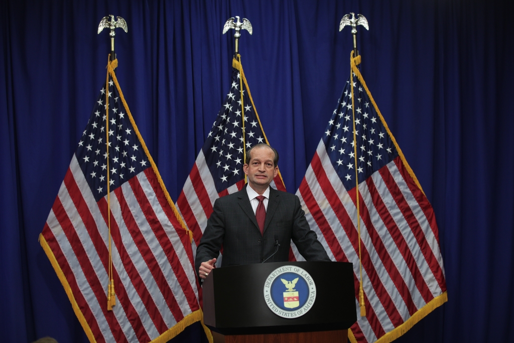 억만장자 성범죄자 제프리 엡스타인의 과거 유조인정 감형합의를 도와 거센 비난을 받다 12일 결국 사퇴한 알렉스 어코스타 미 노동장관. /사진=AFP