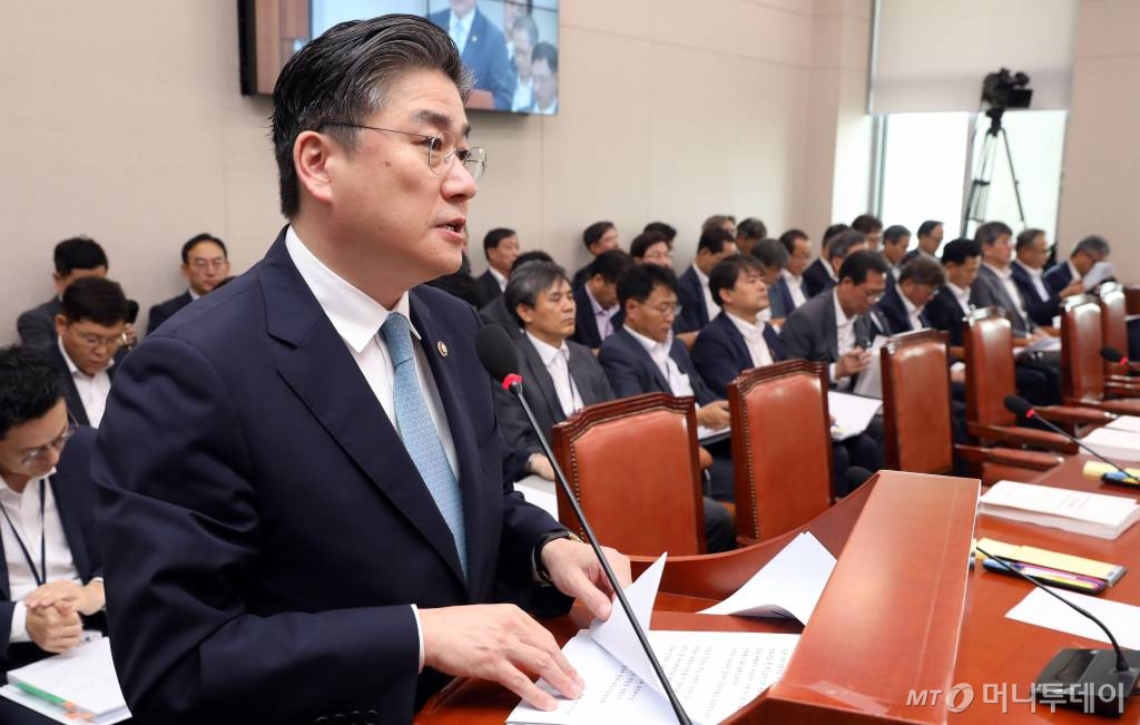 15일 오전 서울 여의도 국회에서 열린 산업통상자원중소벤처기업위원회 전체회의에서 정승일 산업통상자원부 차관이 현안보고를 하고 있다. 2019.07.15. /사진=뉴시스