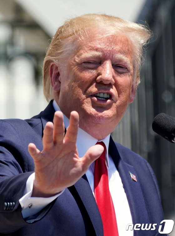 (워싱턴 로이터=뉴스1) 우동명 기자 = 도널드 트럼프 미국 대통령이 15일(현지시간) 워싱턴 백악관에서 열린 연례 미국산 제품 전시회에 참석해 연설을 하고 있다. 트럼프 대통령은 이날 취임 이후 늘어난 일자리 숫자를 제시하며 "미국 제조업의 놀라운 부활"이라며 자찬하고 제조업 일자리 늘리기에 일본의 협조를 거론했다.  © 로이터=뉴스1  <저작권자 © 뉴스1코리아, 무단전재 및 재배포 금지>