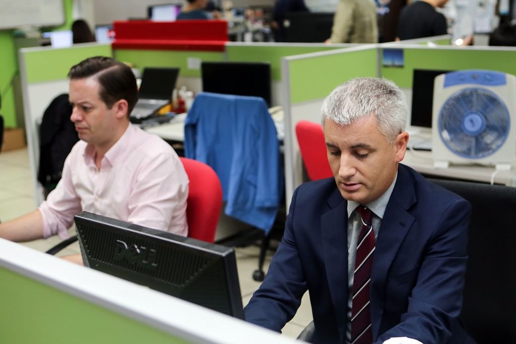 뉴스 전 다양한 기사를 훑어보는 아리랑TV 데빈 화이팅(왼쪽)과 마크 브룸. /사진=아리랑TV 이정인