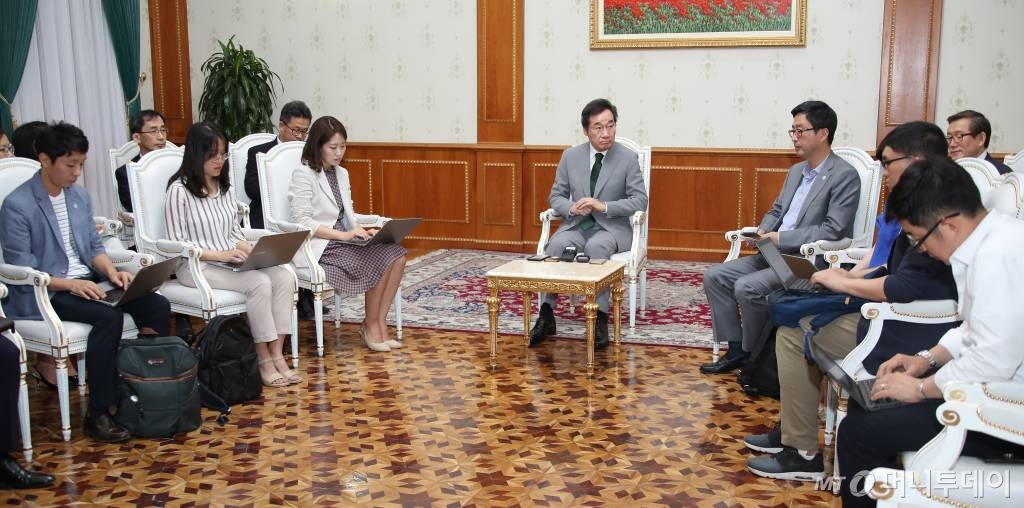 이낙연 국무총리가 16일 오전 타지키스탄 수도 두샨베에 위치한 대통령궁 정부 복합관저에서 총리회담을 마친 후 동행기자단과 한일관계 등 외교현안에 관한 간담회를 갖고 있다. 사진= 박준식 기자