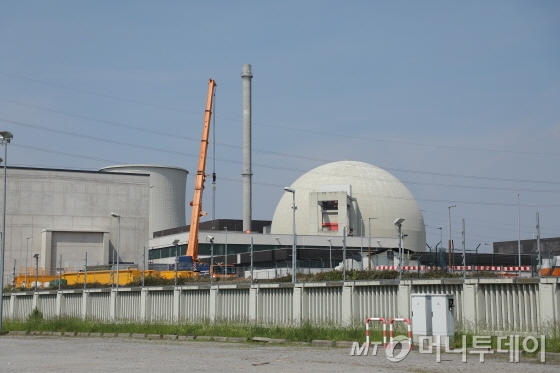 독일 헤센주 비블리스에 위치한 비블리스원전 전경. 2011년 일본 후쿠시마 원전 사고의 여파로 가동을 멈춘 이 원전은 2017년 독일 정부로부터 해체 인가를 받고 해체작업이 진행 중이다./사진=유영호 기자 yhryu@