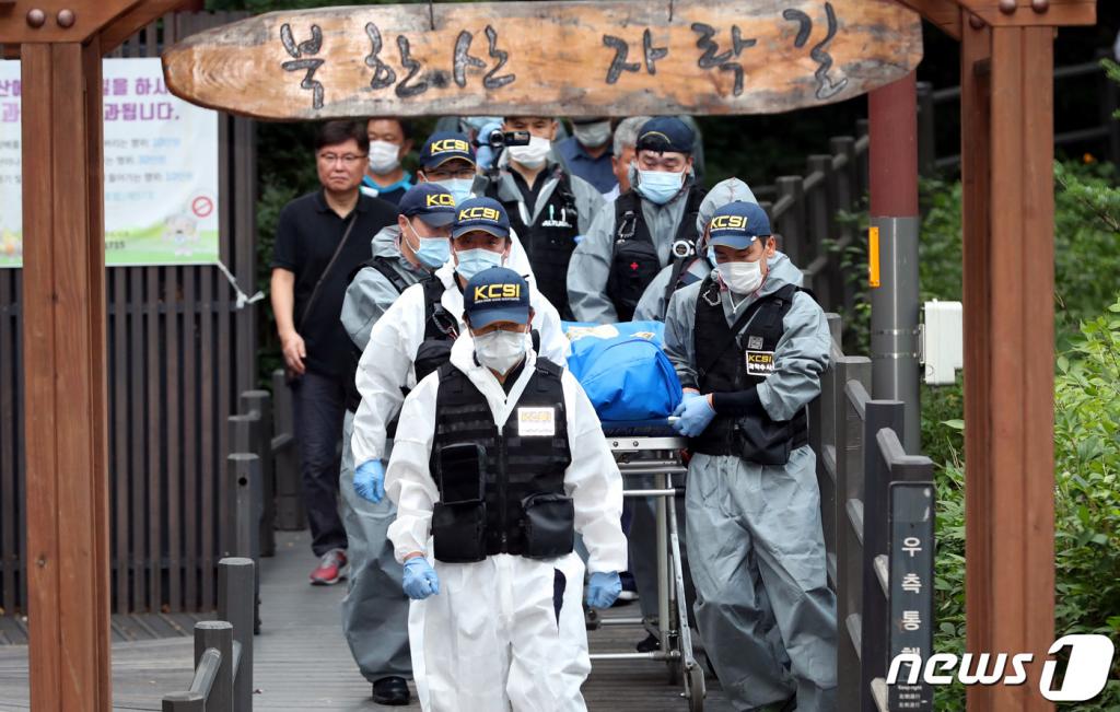 경찰이 지난 16일 오후 서울 서대문구 홍은동의 한 야산에서 정 전 의원의 시신을 운구하고 있다./사진=뉴스1