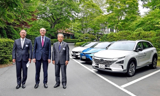 정의선 현대자동차그룹 수석부회장이 일본 나가노縣(현) 가루이자와에서 열린 G20 에너지환경장관회의와 연계해 지난 14일 수소위원회가 주최한 행사에 참석한 CEO들과 기념촬영을 각사의 차량 앞에서 기념촬영을 하고 있다. 왼쪽부터 정 수석부회장, 베누아 포티에 에어리퀴드 회장, 우치야마다 다케시 도요타 회장. /사진제공=현대기아자동차