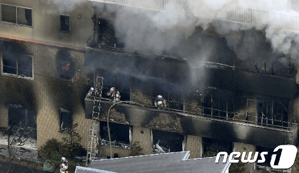 일본 교토시의 교토 애니메이션 제3 스튜디오에서 18일 화재가 발생해 소방당국이 진화작업을 벌이고 있다 © 로이터=뉴스1