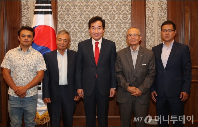 18일 이낙연 총리는 대한민국 총리로 첫 키르키즈스탄 방문 이틀째를 맞아 수도 비슈케크시 오리온호텔에 독립유공자 왕산(旺山) 허위(許蔿, 1855~1908) 선생 손자인 허 게오르기 씨와 후손들을 초청했다. 참석자는 후손인 허 블라디슬라브, 허 세르게이, 허 게오르기, 허 블라디미르 등 4인이다. /사진= 박준식 기자