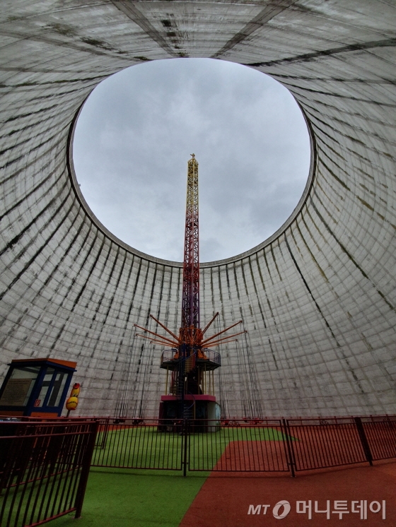 독일 노르트라인베스트팔렌주 칼카에 위치한 테마파크 '분더란트 칼카르' 전경. 폐쇄된 원전을 해체하지 않고 놀이공원과 호텔, 컨벤션센터가 어우러진 테마파크로 리모델링, 연간 60명만명이 찾는 관광명소로 재탄생됐다./사진=유영호 기자 yhryu@