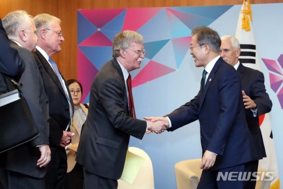 【싱가포르=뉴시스】박진희 기자 = 문재인 대통령이 15일 오후 싱가포르 선텍 회의장 양자회담장에서 마이크 펜스 미국 부통령의 안내로 존 볼턴 미 백악관 국가안보보좌관과 인사하고 있다. 2018.11.15.  pak7130@newsis.com  <저작권자ⓒ 공감언론 뉴시스통신사. 무단전재-재배포 금지.>