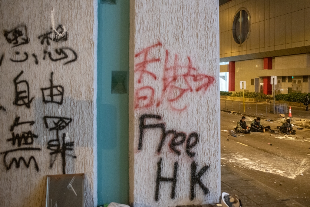 시위대는 홍콩 연락판공실 벽에 스프레이페인트로 반중 구호 등을 썼다. /사진=AFP