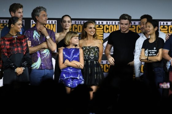 20일(현지시간) 미국 캘리포니아 샌디에고 컨벤션센터에서 열린 2019 코믹콘에서 마블 영화 출연진들이 이야기를 하고 있다. 배우 테사 톰슨, 크리스 헴스워스, 안젤리나 졸리, 나탈리 포트먼, 마동석 등이 무대에 올랐다. /사진=AFP