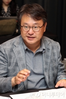 22일 서울 태평로2가 더플라자호텔에서 한국산업기술진흥원(KIAT)와 머니투데이 주최로 열린 신산업 경쟁력 확보를 위한 산업인재 양성 전략 모색을 위한 좌담회가 열렸다. 사회를 맡은 홍상진 명지대 전자공학 교수가 질문하고 있다./사진=이기범 기자 leekb@