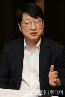 22일 서울 태평로2가 더플라자호텔에서 한국산업기술진흥원(KIAT)와 머니투데이 주최로 열린 신산업 경쟁력 확보를 위한 산업인재 양성 전략 모색을 위한 좌담회가 열렸다. 한성호 MKS파워솔루션즈아시아 대표가 질문에 답하고 있다./사진=이기범 기자 leekb@