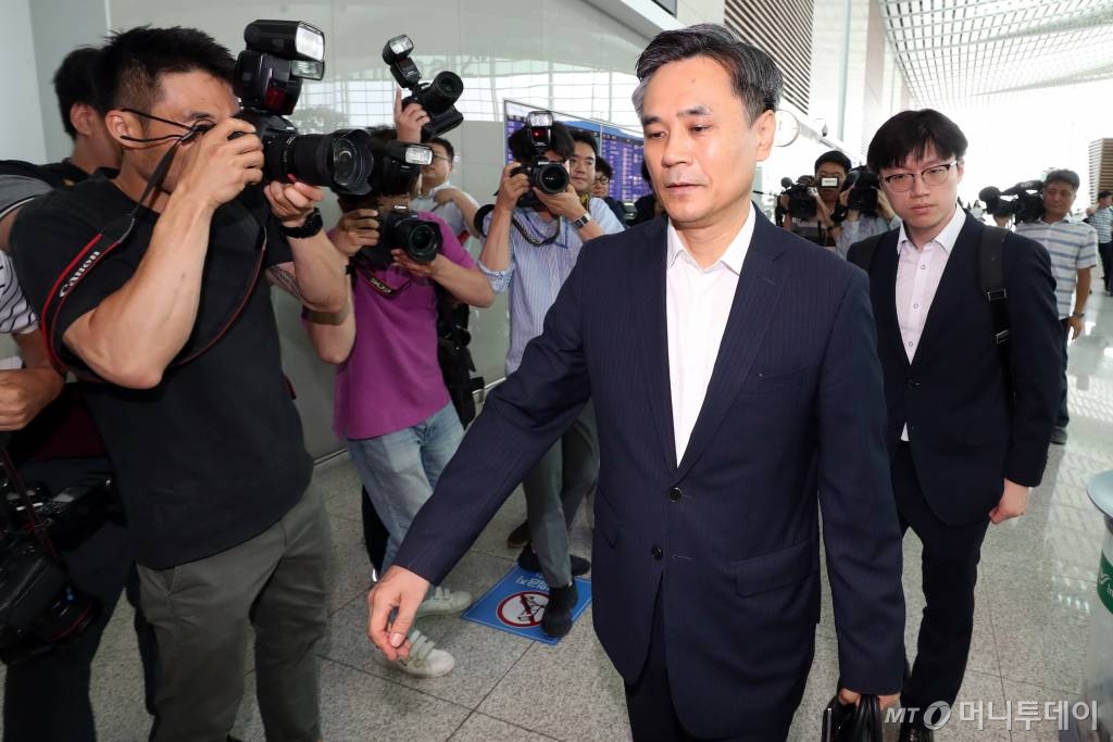 일본의 수출규제 조치와 관련해 정식 의제로 논의될 세계무역기구(WTO) 일반이사회에 김승호 산업통상자원부 신통상질서전략실장이 수석대표로 참석차 22일 인천국제공항을 통해 출국하고 있다. / 사진=이기범 기자 leekb@