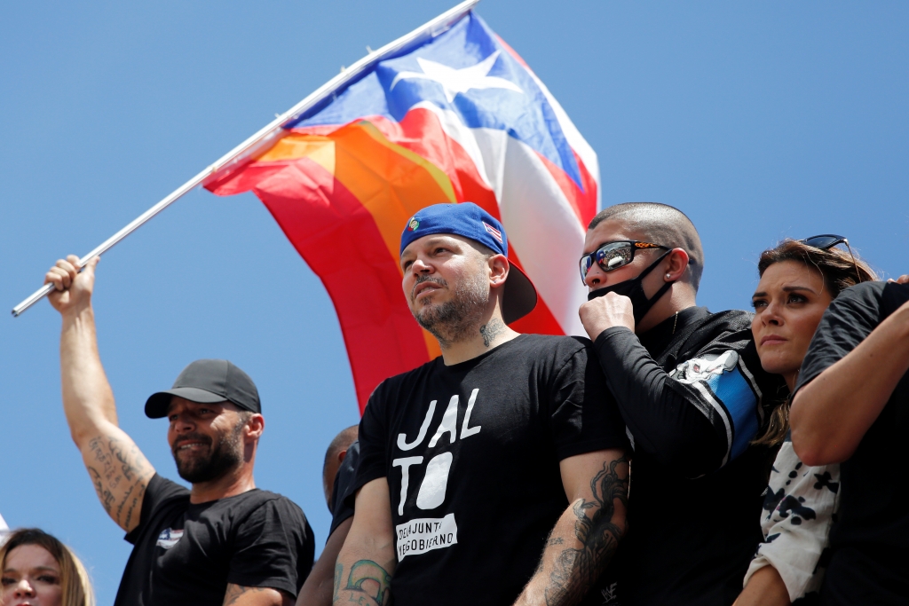 푸에르토리코 주지사 사퇴 시위에 참여한 가수 리키 마틴. /사진=로이터