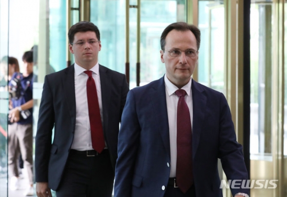 【서울=뉴시스】김선웅 기자 = 막심 볼코프 주한 러시아 대사대리가 러시아 공군 군용기가 영공을 침범한 것과 관련해 23일 오후 서울 외교부청사로 초치되고 있다. 2019.07.23.    photo@newsis.com