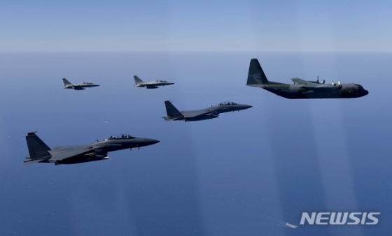 【서울=뉴시스】 지난달 30일 우리 공군 F-15K와 FA-50 편대가 64위 호국영웅의 유해를 봉환하는 특별 수송기가 우리 영공을 진입할 때부터 성남 서울 공항까지 호위하며 최고의 예우를 갖추고 있다. 2018.10.01. (사진=공군본부 제공)   photo@newsis.com  <저작권자ⓒ 공감언론 뉴시스통신사. 무단전재-재배포 금지.>