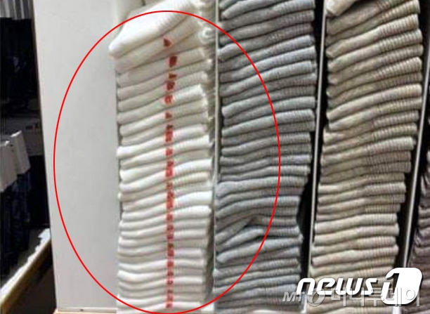 일본 제품 불매운동이 확산되고 있는 지난 23일 경기 수원시의 한 유니클로 매장에 쌓아놓은 흰색 양말이 빨간색 립스틱으로 훼손되는 사건이 발생해 경찰이 수사를 벌이고 있다.(온라인 커뮤니티 캡처) 2019.7.24/뉴스1  <저작권자 © 뉴스1코리아, 무단전재 및 재배포 금지>