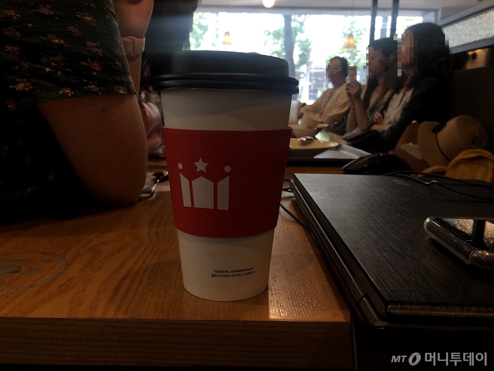 19일 서울 중구 한 카페에서는 매장에서는 음료를 종이컵 용기에 담아 제공했다. /사진=추우진 인턴기자