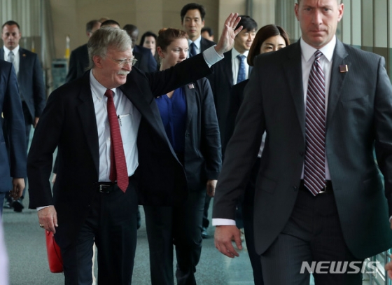 【서울=뉴시스】홍효식 기자 = 존 볼턴 미 백악관 국가안전보장회의 보좌관이 24일 오후 서울 종로구 외교부 청사에서 강경화 외교부 장관과의 면담을 위해 들어서며 한일군사정보보호협정 폐기 및 한미군사연습 중단을 촉구하는 평통사 회원들에게 손을 흔들고 있다. 2019.07.24.   yesphoto@newsis.com