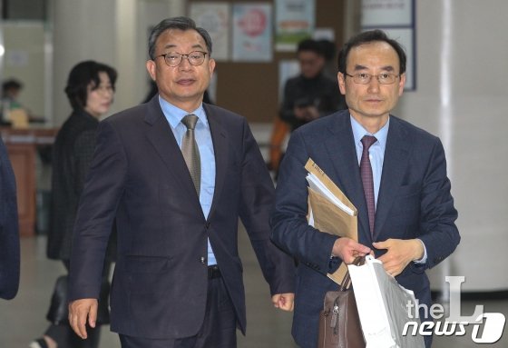 (서울=뉴스1) 성동훈 기자 = 청와대 홍보수석 시절 KBS의 세월호 보도에 개입한 혐의로 재판에 넘겨진 이정현 무소속 의원이 20일 서울 서초구 서울중앙지법에서 열린 방송법위반 항소심 1회 공판기일에 출석하고 있다. 2019.3.20/뉴스1  <저작권자 © 뉴스1코리아, 무단전재 및 재배포 금지>