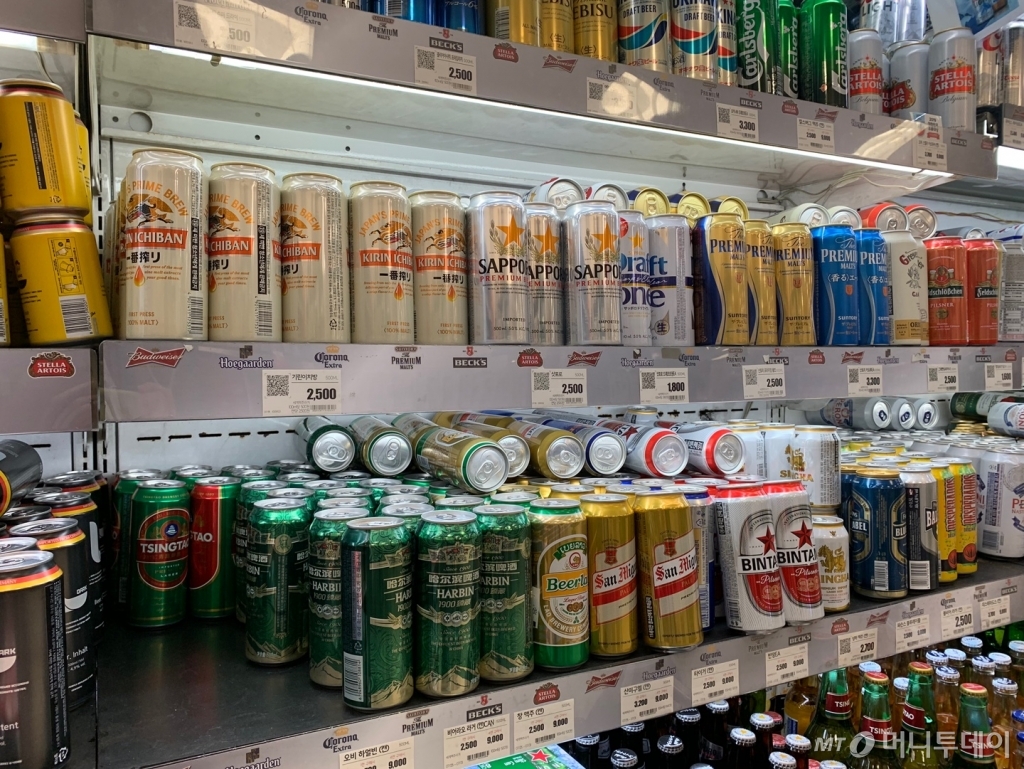 26일 서울 송파구에 위치한 한 대형마트의 수입맥주 매대. 다른 제품은 안팔린 반면 '칭따오'를 올려놓은 매대는 비어있다./사진=이강준 기자