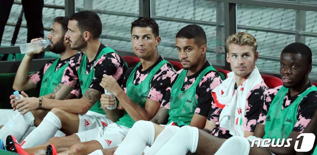 크리스티아누 호날두가 26일 오후 서울 마포구 월드컵경기장에서 열린 하나원큐 팀 K리그와 유벤투스 FC의 친선경기에서 벤치에 앉아 있다. / 사진제공=뉴스1