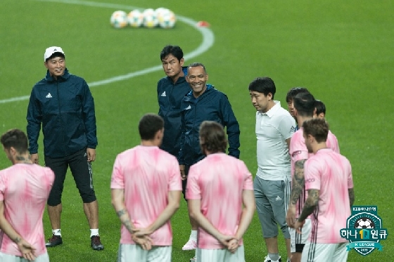 모라이스 감독(가운데), 최용수 서울 감독(왼쪽에서 두 번째), 김도훈 울산 감독(왼쪽) 등 팀 K리그 코칭스태프와 선수단. /사진=한국프로축구연맹 제공