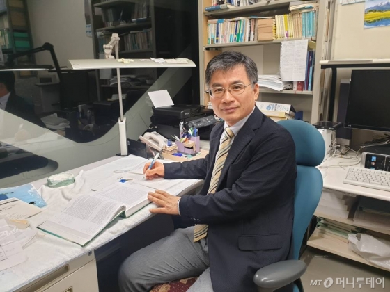 국중호 요코하마시립대 교수가 25일 일본 요코하마에 위치한 요코하마시립대 연구실에서 인터뷰를 마친 뒤 사진 촬영을 하고 있다. /사진=권혜민 기자