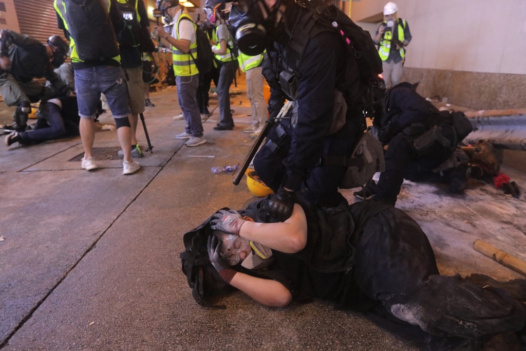 시위대를 진압 중인 홍콩 경찰. /사진=AFP