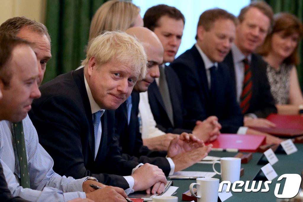 (런던 AFP=뉴스1) 우동명 기자 = 보리스 존슨 영국 신임 총리가 25일(현지시간) 런던 다우닝가 10번지 총리관저에서 첫 각료회의를 주재하고 있다.  © AFP=뉴스1  <저작권자 © 뉴스1코리아, 무단전재 및 재배포 금지>