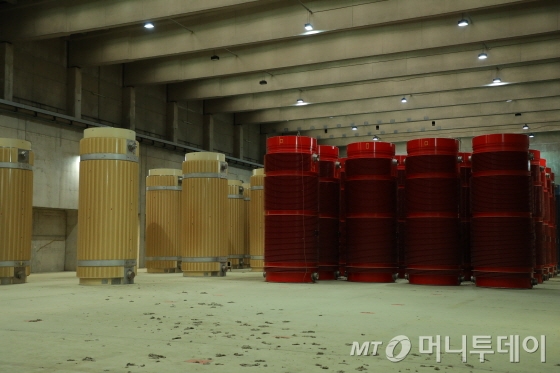 독일 니더작센주 고어레벤에 위치한 중앙집중식 방사성폐기물 중간저장시설에 보관 중인 사용후핵연료 모습. 전용저장용기인 카스톨(castor)에 담긴 사용후핵연료는 방사능이 완전히 차단돼 별도의 방호복 없이도 15㎝ 앞까지 접근이 가능했다./사진=유영호 기자 yhryu@