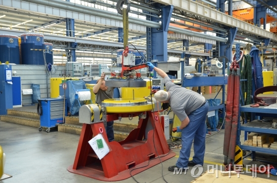 독일 노르트라인베스트팔렌주 뮐하임안더루르에 위치한 사용후핵연료 전용처분용기제작업체 GNS 공장에서 직원들이 완성된 처분용기 뚜껑을 점검하고 있다./사진=유영호기자 yhryu@