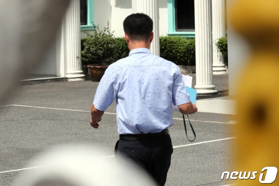 (방콕(태국)=뉴스1) 이광호 기자 = 북한이 단거리 탄도미사일을 발사한 31일 태국 방콕 북한대사관에서 한 직원이 접수받은 비자신청 서류를 들고 대사관으로 들어가고 있다. 이 직원은 김제봉 태국 주재 북한대사 관련 취재진의 질문에 "벨 누르지 마시라요, 일을 못합니다"라며 답을 피했다. 북한은 내일부터 방콕서 열리는 아세안지역안보포럼(ARF)에 리용호 외무상의 불참을 통보했었으며, ARF를 계기로 이뤄질 것으로 기대됐던 마이크 폼페이오 미국 국무장관관의 고위급 접촉도 무산 가능성이 커진 상태다.2019.7.31/뉴스1  <저작권자 © 뉴스1코리아, 무단전재 및 재배포 금지>