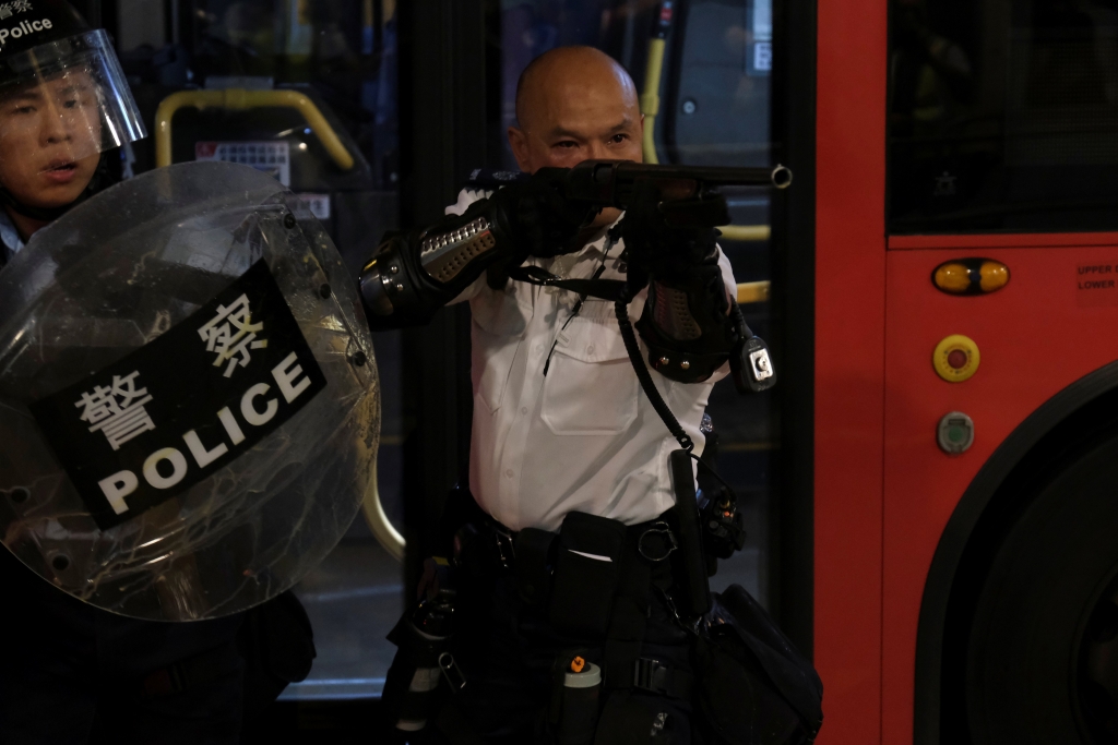 송환법 반대 시위자 44명에 폭동 혐의가 적용된 사실이 알려지자, 시민 수백명이 콰이청경찰서 앞에 모여 항의하고 있다. 팻말에는 석방을 뜻하는 '放人(방인)'이 적혀있다. /사진=로이터