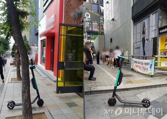 강남역 인근에 무분별하게 주차된 전동킥보드들. 가게 앞에 놓여있거나 보행로 한가운데 주차돼 있어 보행자의 통행을 방해하고 있다./사진=박가영 기자