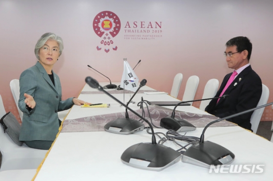 【방콕(태국)=뉴시스】최동준 기자 = 강경화 외교부 장관이 1일 오전(현지시간) 태국 센타라 그랜드호텔에서 고노 다로 일본 외무상과 양자회담 시작을 기다리고 있다. 2019.08.01.   photo@newsis.com